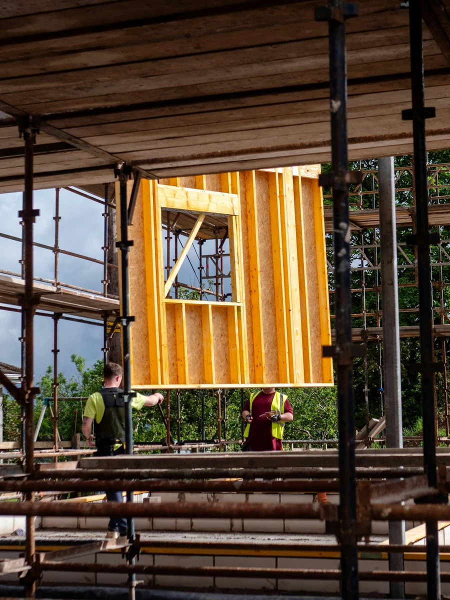 Pemasangan rangka dinding kayu; foto stok